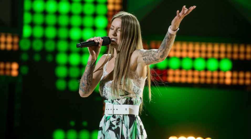Joanna Siwik również liczyła w losowaniu na konkretną piosenkę. – „Ściernisko”, wszyscy boją się tej piosenki, ja ją wezmę na barki! – proroczo powiedziała wokalistka (fot. J. Bogacz/TVP)