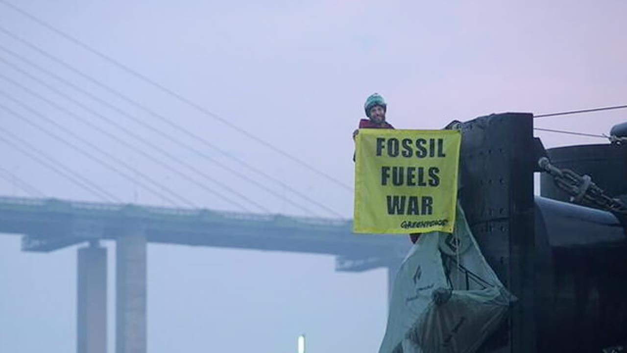 Aktywiści Greenpeace okupowali molo w porcie w Essex (fot. TT/Greenpeace UK)