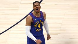 Russell Westbrook (fot. Getty Images) Na zdjęciu widzimy Russella Westbrooka, jednego z najbardziej dynamicznych i energetycznych zawodników NBA, w trakcie emocjonującego momentu meczu. Ubrany jest w niebieski strój meczowy z napisem "Mile High City" oraz numerem 4, co wskazuje, że zdjęcie pochodzi z jego występu przeciwko Denver Nuggets. Westbrook ma na sobie białe rękawy kompresyjne i wyraźnie wyraża silne emocje — być może po udanej akcji lub ważnym momencie meczu.