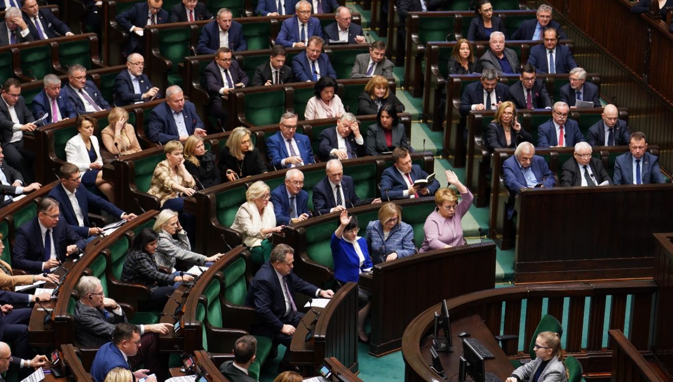 W czwartek Sejm miał głosować nad uchwałą uznającą Rosję za państwo sponsorujące terroryzm (fot. Twitter/@KancelariaSejmu)