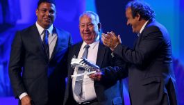 Just Fontaine (w środku) był wielokrotnie wyróżniany za swoje osiągnięcia (fot. Getty)