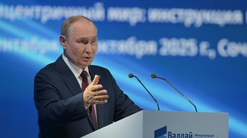Уладзімір Пуцін прамаўляе на выніковай пленарнай сесіі XXII штогадовага пасяджэння Міжнароднага дыскусійнага клуба «Валдай». 2 кастрычніка 2025 года. Фота: Клуб «Валдай»
