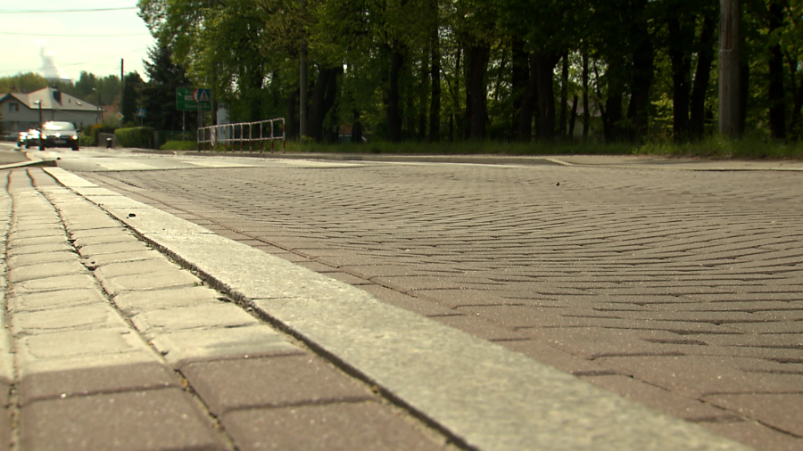 Hałas i drgania emituje położona w tym miejscu kostka brukowa. Fot. TVP3 Katowice