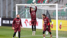 Łukasz Skorupski może czuć się pewniakiem do występu przeciwko Litwie? W czwartek na boisku pojawił się między innymi Kamil Grabara (P) (fot: PAP)