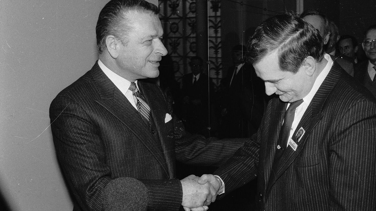 Lech Wałęsa z Czesławem Kiszczkiem (fot. arch.PAP/CAF/Damazy Kwiatkowski) Lech Wałęsa z Czesławem Kiszczkiem (fot. arch.PAP/CAF/Damazy Kwiatkowski)