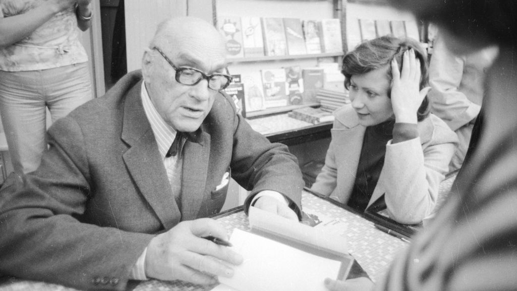 Jarosław Iwaszkiewicz podczas spotkania z czytelnikami. Fot. Iwaszkiewicz/ Narodowe Archiwum Cyfrowe