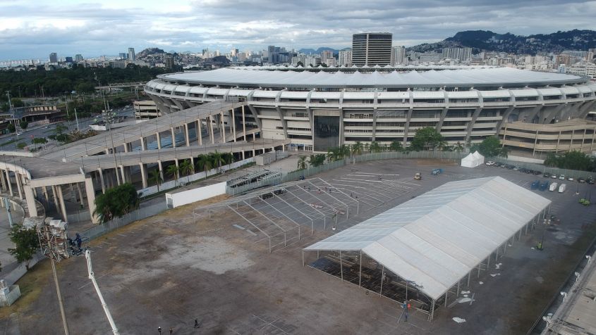 Polowy szpital powstał na terenach słynnego stadionu Maracana w Rio De Janeiro (fot. Getty Images)