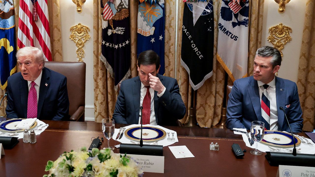 Krawat szefa Pentagonu, czyli burza o kolory flag USA i Rosji