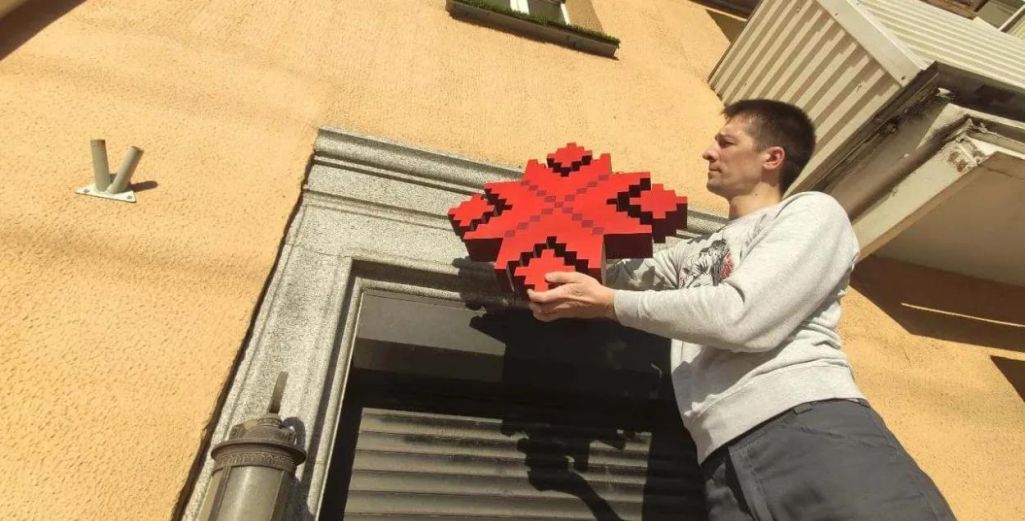 Здымак мае ілюстрацыйны характар. З фасада зачыненай крамы Symbal.by здымаюць шыльду. Менск, 2021 год. (Фота: Symbal.by)