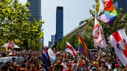 Беларускія нацыянальныя сцягі ў натоўпе на Парадзе роўнасці ў цэнтры Варшавы, Польшча. 14 чэрвеня 2025 года. Фота: Белсат