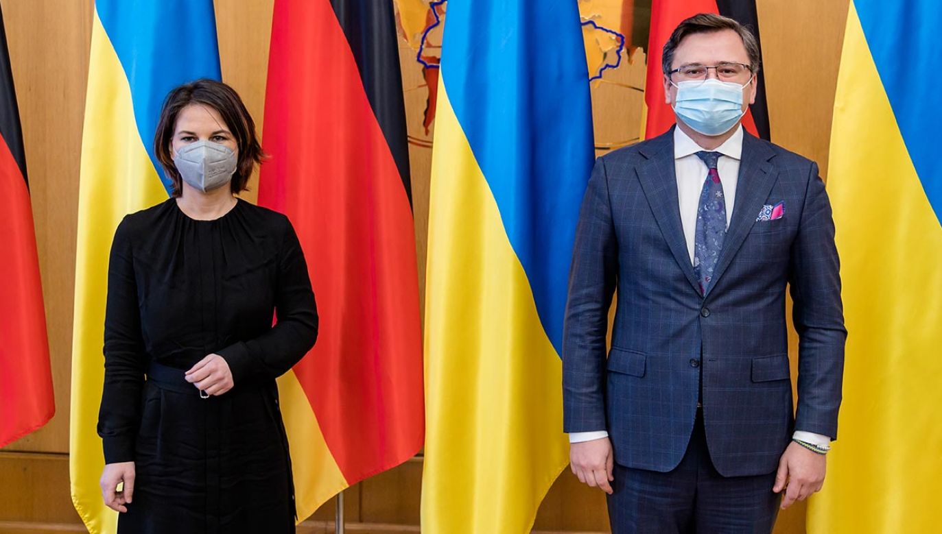 Annalena Baerbock i Dmytr Kułeba (fot. Ukrainian Foreign Ministry/Handout/Anadolu Agency via Getty Images)
