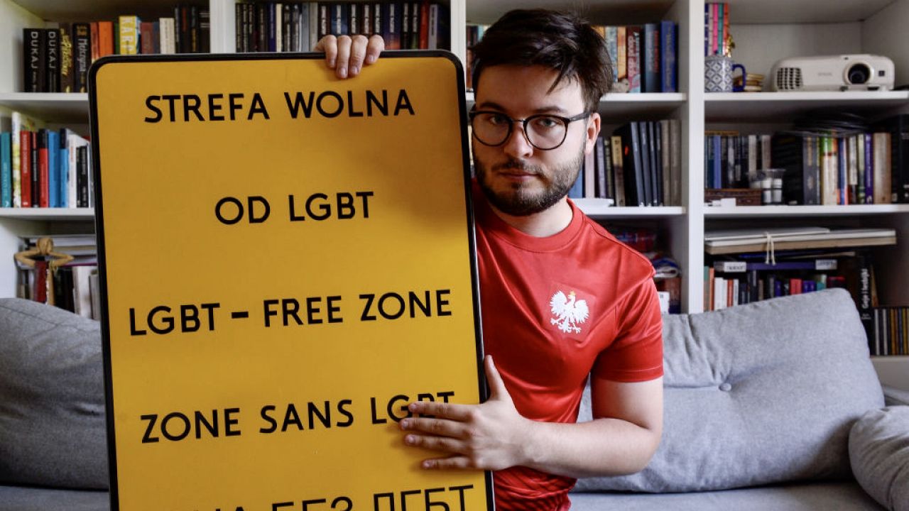 Bart Staszewski jest twórcą akcji rozwieszania tabliczek z wielojęzycznym napisem „Strefa wolna od LGBT” (fot. Omar Marques/Getty Images) Bart Staszewski jest twórcą akcji rozwieszania tabliczek z wielojęzycznym napisem „Strefa wolna od LGBT” (fot. Omar Marques/Getty Images)
