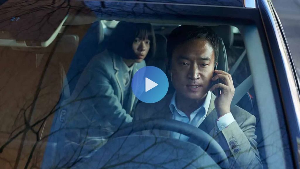 Seong-gyoo to biznesmen, którego dzień rozpoczyna się tak, tak każdy inny. Wszystko zmienia się w momencie, w którym znajduje w samochodowym schowku telefon i dowiaduje się, że jeśli wysiądzie z pojazdu, zginie wraz ze swoimi dziećmi. Fot. materiały prasowe/TVP