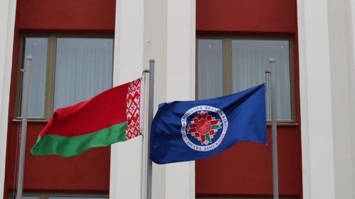 Дзяржаўны сцяг Беларусі і сцяг Міністэрства замежных справаў Беларусі