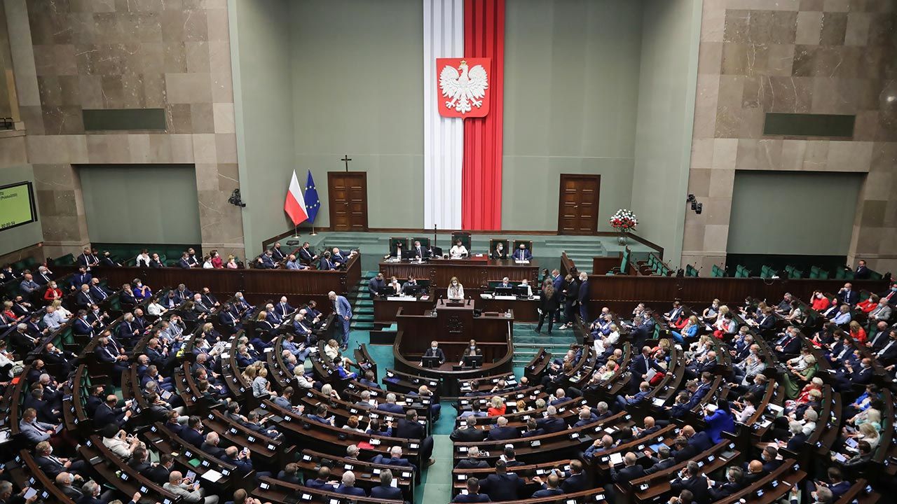 Największą reprezentację w sejmie miałoby Prawo i Sprawiedliwość (fot. PAP/Wojciech Olkuśnik) Największą reprezentację w sejmie miałoby Prawo i Sprawiedliwość (fot. PAP/Wojciech Olkuśnik)
