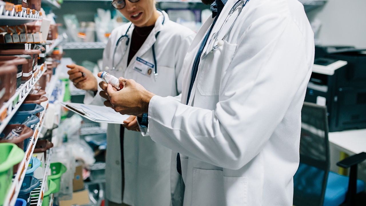 Przyczyną wstrzymania produktów jest zanieczyszczenie substancją czynną N-nitrozodimetylenoaminą NDMA (fot.Shutterstock/Jacob Lund) Przyczyną wstrzymania produktów jest zanieczyszczenie substancją czynną N-nitrozodimetylenoaminą NDMA (fot.Shutterstock/Jacob Lund)