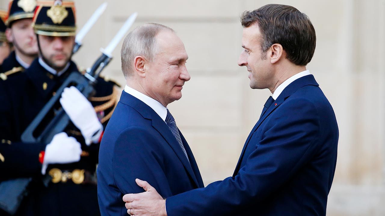 Władimir Putin i Emmanuel Macron (fot.  Chesnot/Getty Images)