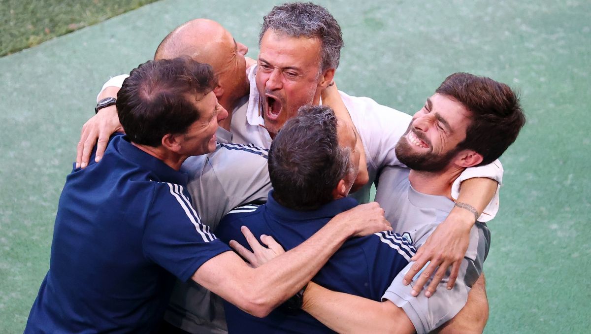 Radość sztabu Hiszpanów po meczu z Chorwacją (fot. Getty)