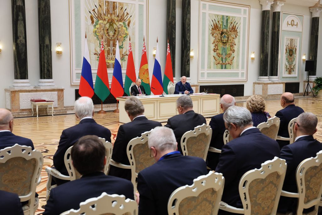 Аляксандр Лукашэнка і Уладзімір Пуцін падчас падпісання Канцэпцыі бяспекі Саюзнай дзяржавы. 6 снежня 2024 года. Фота: БелТА