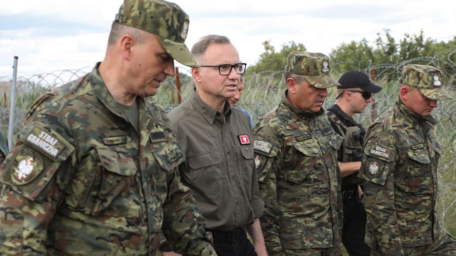 Andrzej Duda podczas spotkania z funkcjonariuszami na granicy polsko-białoruskiej (fot. PAP/Artur Reszko)
