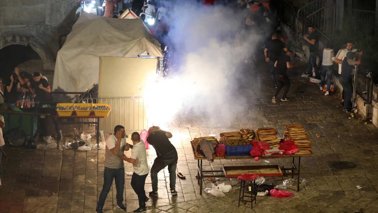 Izraelskie siły bezpieczeństwa użyły granatów ogłuszających, gumowych kul, a także armatki wodnej (fot. PAP/EPA/ABIR SULTAN) Izraelskie siły bezpieczeństwa użyły granatów ogłuszających, gumowych kul, a także armatki wodnej (fot. PAP/EPA/ABIR SULTAN)