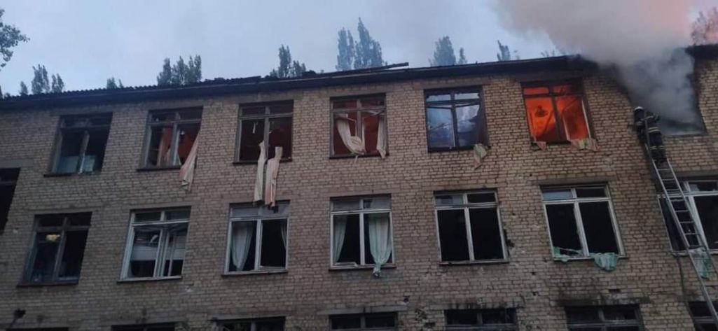 Абстрэл 22 ліпеня Індустрыяльнага каледжу ў Бахмуце, Данецкая вобласць. (Фота: dsns_telegram/ Telegram)