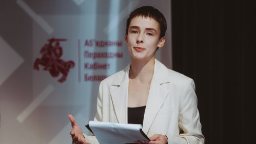 Прадстаўніца АПК па моладзевай палітыцы Маргарыта Ворыхава выступае на другі дзень слуханняў Аб’яднанага пераходнага кабінету Каардынацыйнай радай. Варшава, Польшча. 8 жніўня 2025 года. Фота: Рауль Дзюк / Белсат
