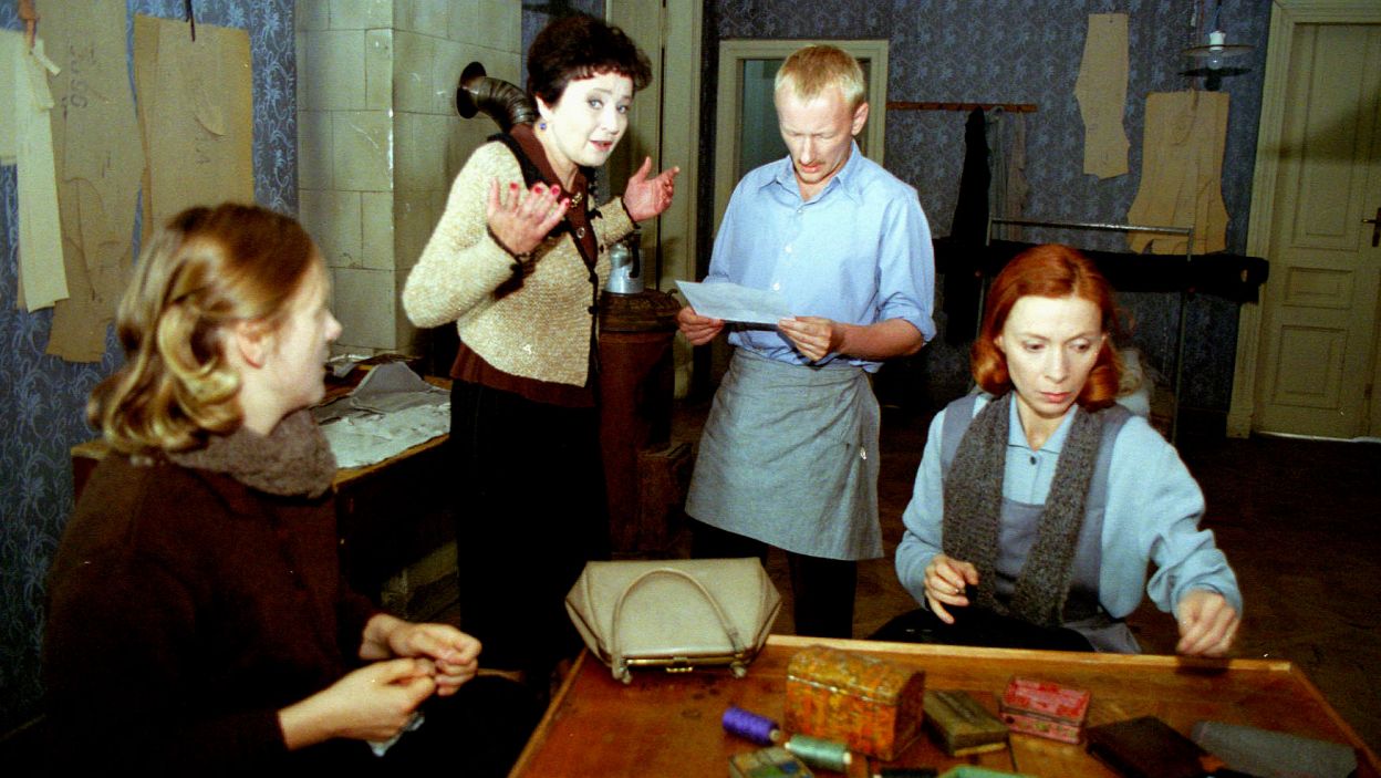 Jako Helena w „Pracowni krawieckiej” (2000) Jean-Claude'a Grumberga w reż. Wojciecha Pszoniaka (fot. J. Bogacz)