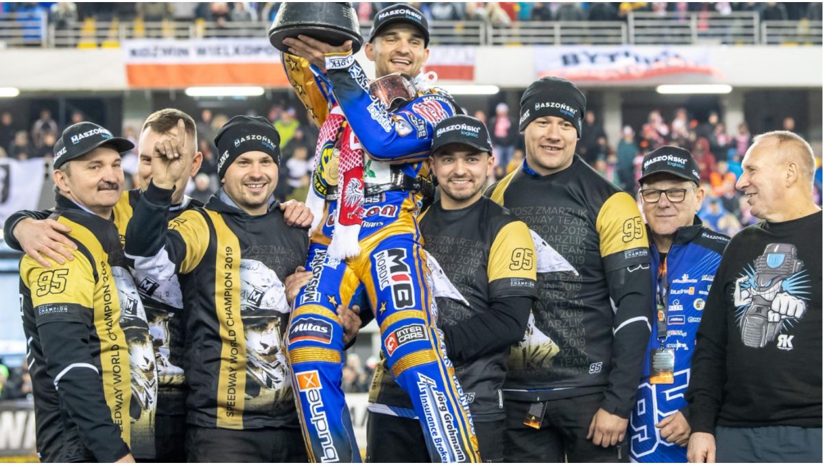 Bartosz Zmarzlik świętuje mistrzostwo świata. Na rękach trzyma go brat Paweł. Pierwszy od lewej stoi tata Paweł senior (fot. PAP). Bartosz Zmarzlik świętuje mistrzostwo świata. Na rękach trzyma go brat Paweł. Pierwszy od lewej stoi tata Paweł senior (fot. PAP).