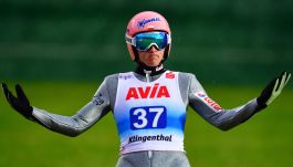 Dawid Kubacki czterokrotnie wygrywał Letnie Grand Prix w skokach narciarskch. Dotąd zawsze w typowo letnim przygotowaniu obiektu, teraz będzie inaczej. Finał cyklu zaplanowano w formule hybrydowej na Vogtland Arena, gdzie LGP zwyczajowo dobiega końca. Tym razem skocznia w Niemczech na zawody będzie przygotowana w formule hybrydowej - z igelitem, ale lodowymi torami. Sandro Pertile rozważał organizację takich konkursów w ramach Pucharu Świata, ale dotąd nic z tego nie wyszło (fot. PAP)