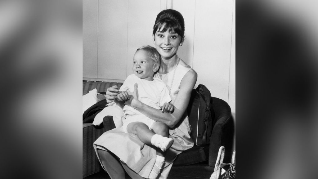 Audrey nie mogła żyć ze świadomością, że na świecie cierpią niewinne osoby, dlatego chętnie niosła pomoc najbiedniejszym dzieciom. Fot. Bettmann/ Getty Images