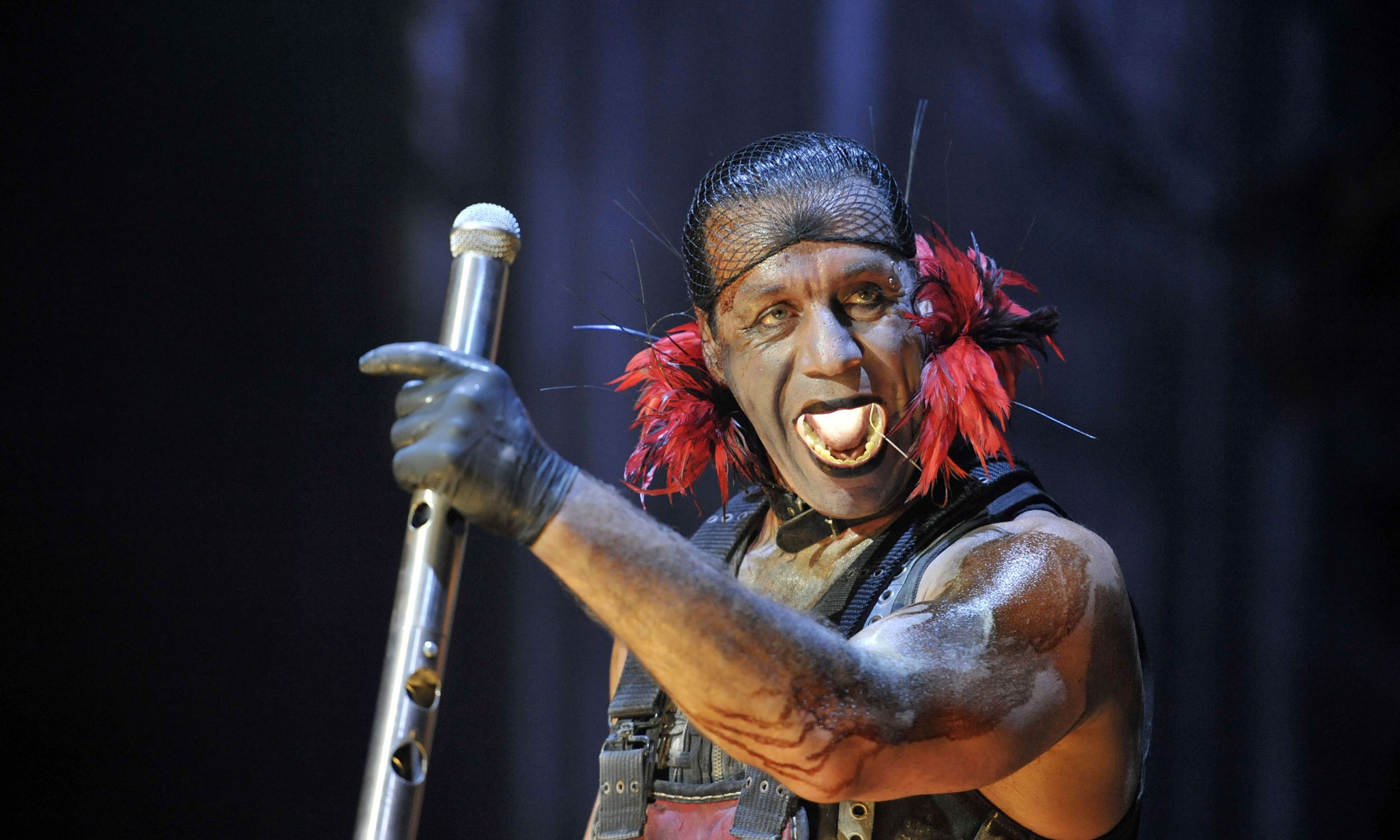 Till Lindemann, wokalista i lider niemieckiego zespołu metalowego Rammstein podczas koncertu w Grand Arena w Kapsztad. RPA, 9 lutego 2011. Fot. Foto24 / Gallo Images / Getty Images