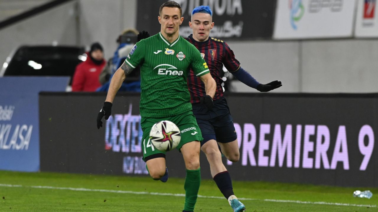 Damian Jakubik w meczu Radomiaka Radom z Pogonią Szczecin (fot. PAP/Adam Bielecki)