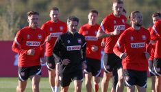 Matty Cash (L) i trener przygotowania fizycznego Lluis Sala (fot. Piotr Kucza / 400mm.pl)