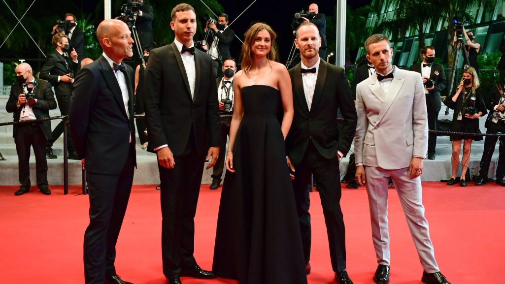 Podczas 74. edycji festiwalu w Cannes pojawili się twórcy i obsada „Najgorszego człowieka na świecie”. Od lewej: Eskil Vogt, Herbert Nordrum, Renate Reinsve, Joachim Trier, Anders Danielsen Lie. Fot. Caroline Blumberg/PAP/EPA