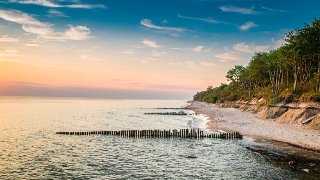 Idealna do spokojnego odpoczywania jest również plaża w Orzechowie Morskim. Warto tam również odwiedzić 50-metrową wieżę widokową. Fot. Shaiith/Shutterstock