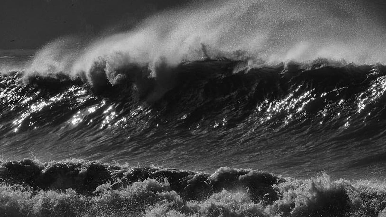 Шторм августа. Море шторм. Черное море шторм. Море шторм панорама. Чёрное море во время шторма.