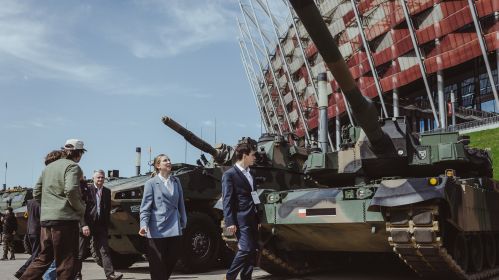 Посетители конференции Defence 24 Days осматривают экспонаты выставки, проходящей в рамках конференции