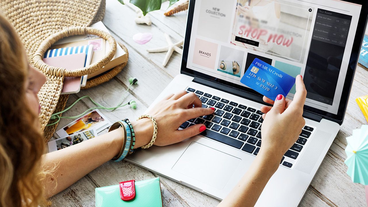 Wiosną 2020 r. udział zakupów online u sprzedawców z UE spadł (fot. Shutterstock/Rawpixel.com) Wiosną 2020 r. udział zakupów online u sprzedawców z UE spadł (fot. Shutterstock/Rawpixel.com)