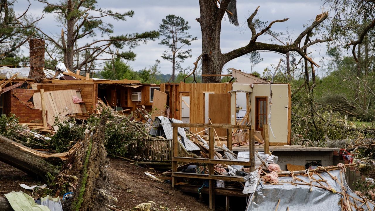 Amerykańska służba meteorologiczna wydała wczoraj ostrzeżenia przed huraganami (fot. PAP/EPA/DAN ANDERSON) Amerykańska służba meteorologiczna wydała wczoraj ostrzeżenia przed huraganami (fot. PAP/EPA/DAN ANDERSON)