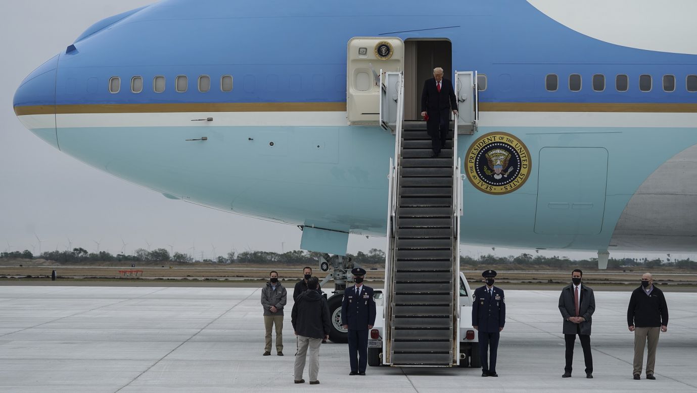 – Wolność słowa jest atakowana jak nigdy wcześniej – powiedział prezydent Donald Trump 12 stycznia 2021 roku, podczas wizyty na granicy USA-Meksyk w Alamo. Nawiązał do zablokowania jego profili na Twitterze i Facebooku. Wyraził obawę, że rozpoczęta przez Demokratów procedura impeachmentu wywoła w kraju złość. – Teraz jest czas na leczenie, na pokój – wezwał. Na zdjęciu rozpoczyna wizytę w Teksasie, schodząc z pokładu Air Force One na lotnisku w Harlingen. Fot. Go Nakamura / Getty Images