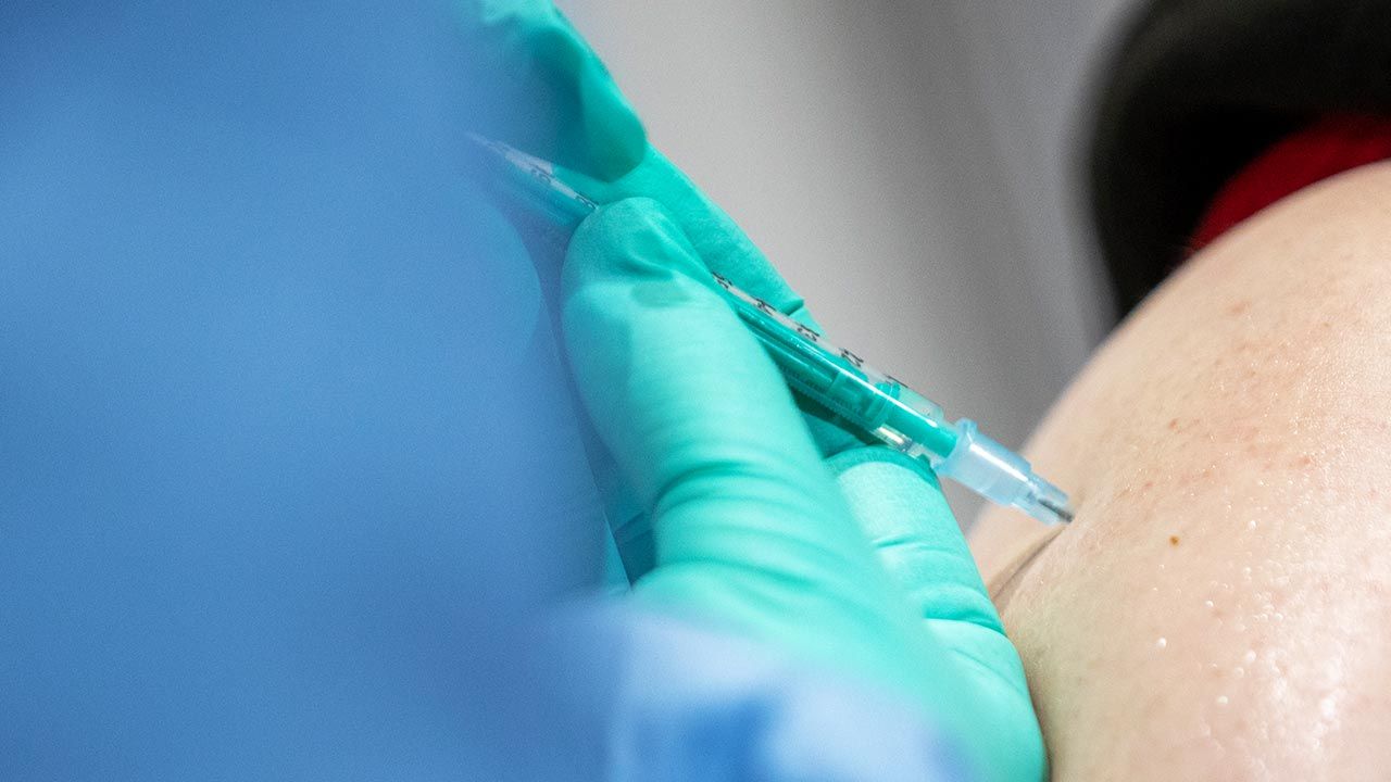 Jedna z pielęgniarek zachorowała na COVID-19 trzy tygodnie po otrzymaniu pierwszej dawki szczepionki(fot. Shutterstock/y Maja Hitij/Getty Images) Jedna z pielęgniarek zachorowała na COVID-19 trzy tygodnie po otrzymaniu pierwszej dawki szczepionki(fot. Shutterstock/y Maja Hitij/Getty Images)