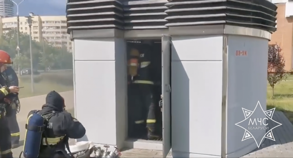 Ратавальнікі працуюць на месцы здарэння 2 чэрвеня. (Скрыншот: «Белсат»)
