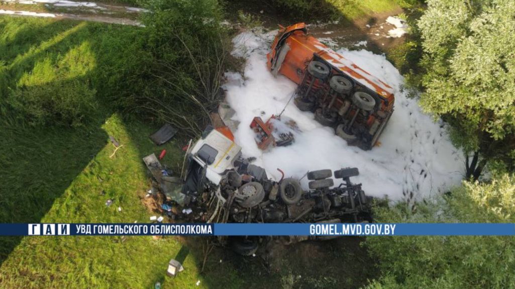 ДТЗ у Рэчыцкім раёне: бензавоз упаў з маста ў Днепр. (Фота: uvdgomel/ Telegram)