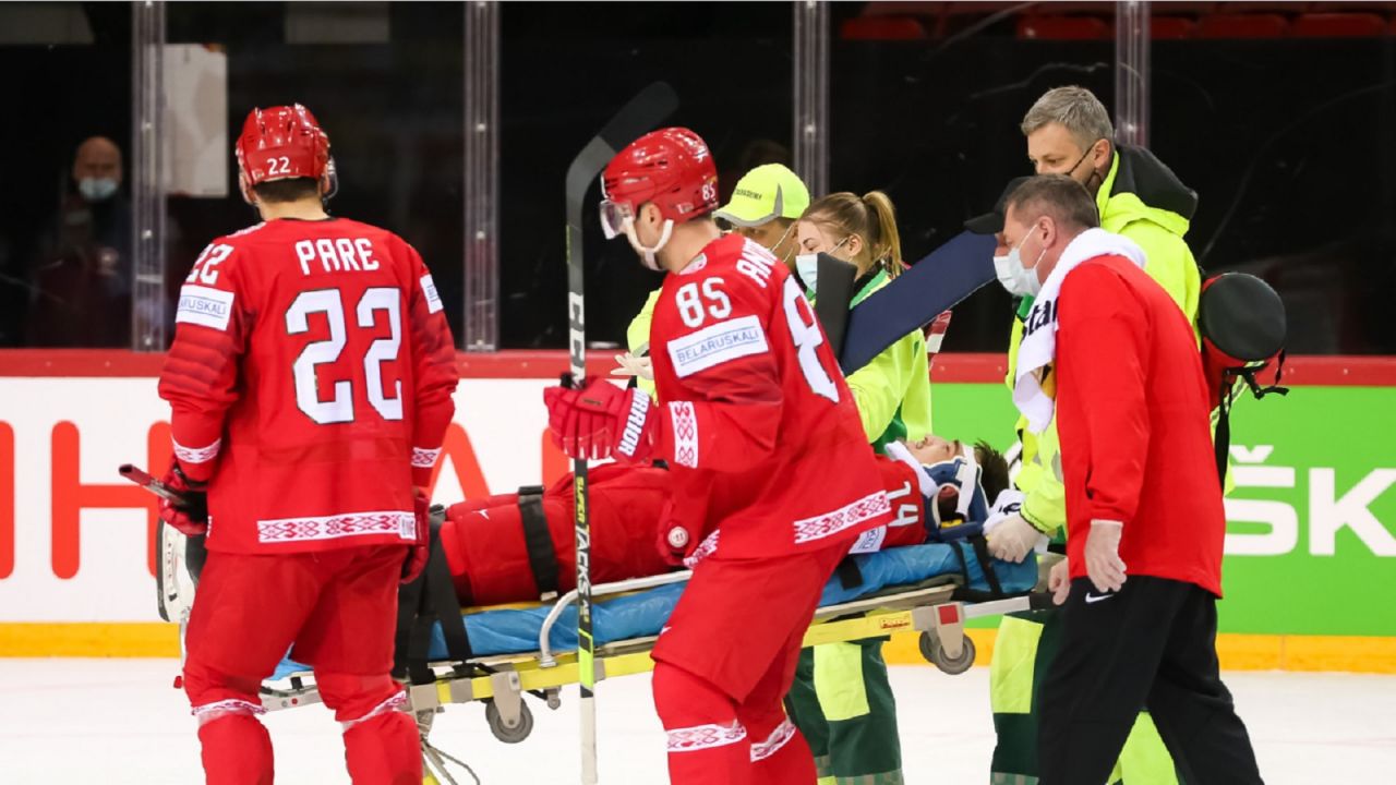 Jewgienij Lisowiec nie dokończył meczu Białorusi ze Szwecją na MŚ elity. (fot. IIHF)