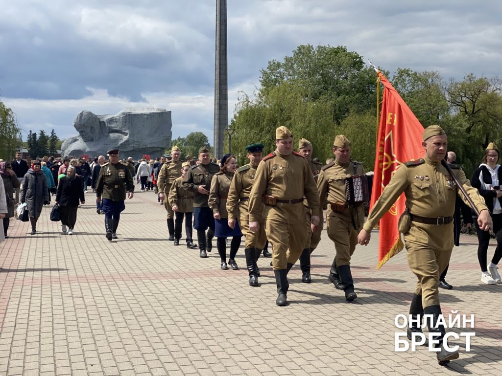 У мемарыяльным комплексе «Берасцейская крэпасць-герой» адбыўся святочны мітынг, прысвечаны Дню Перамогі. Фота: onlinebrest.by