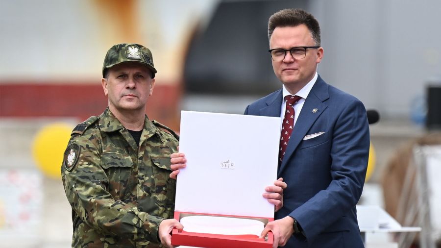 Flaga państwowa dla Morskiego Oddziału Straży Granicznej (fot. PAP/Adam Warżawa)