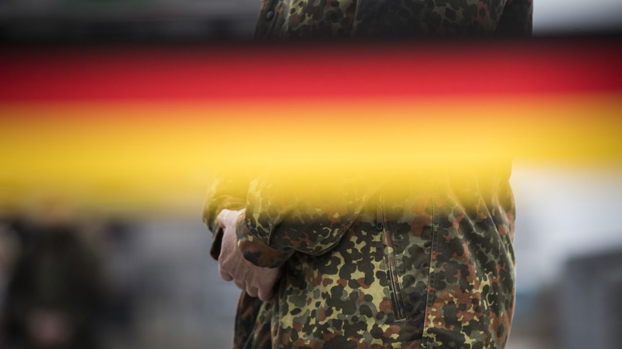 Życie żołnierza kręciło się wokół broni i materiałów wybuchowych (Florian Gaertner/Photothek via Getty Images)