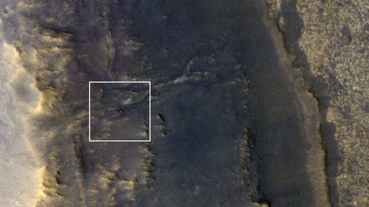 Fotografię wykonano z wysokości około 267 kilometrów nad powierzchnią planety (fot. NASA/JPL-Caltech/Univ. of Arizona)