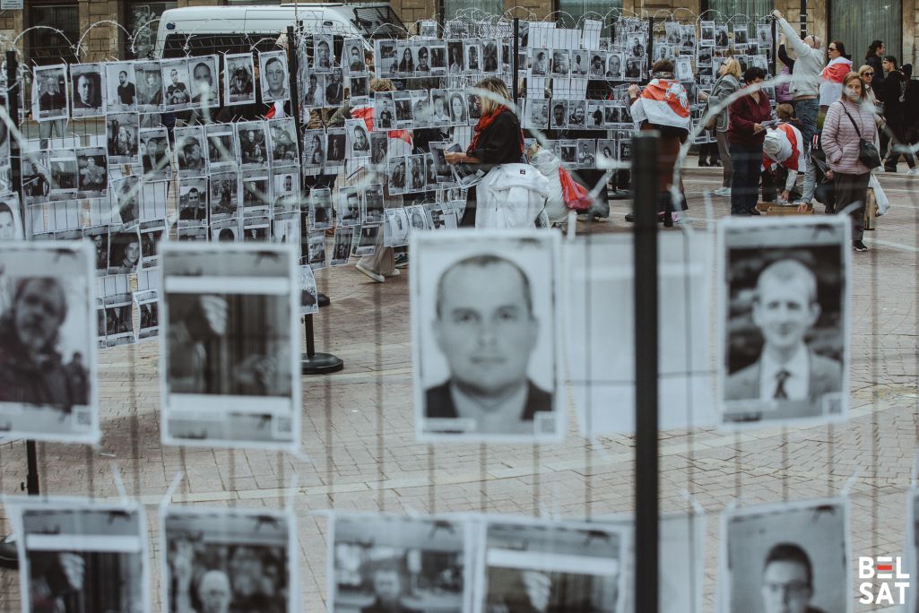 Удзельнікі развешваюць партрэты палітзняволеных падчас акцыі «Шлях да волі праз кайданы», прысвечанай Дню салідарнасці з палітвязнямі Беларусі. Варшава, Польшча. 18 траўня 2025 года. Фота: Рауль Дзюк / Белсат